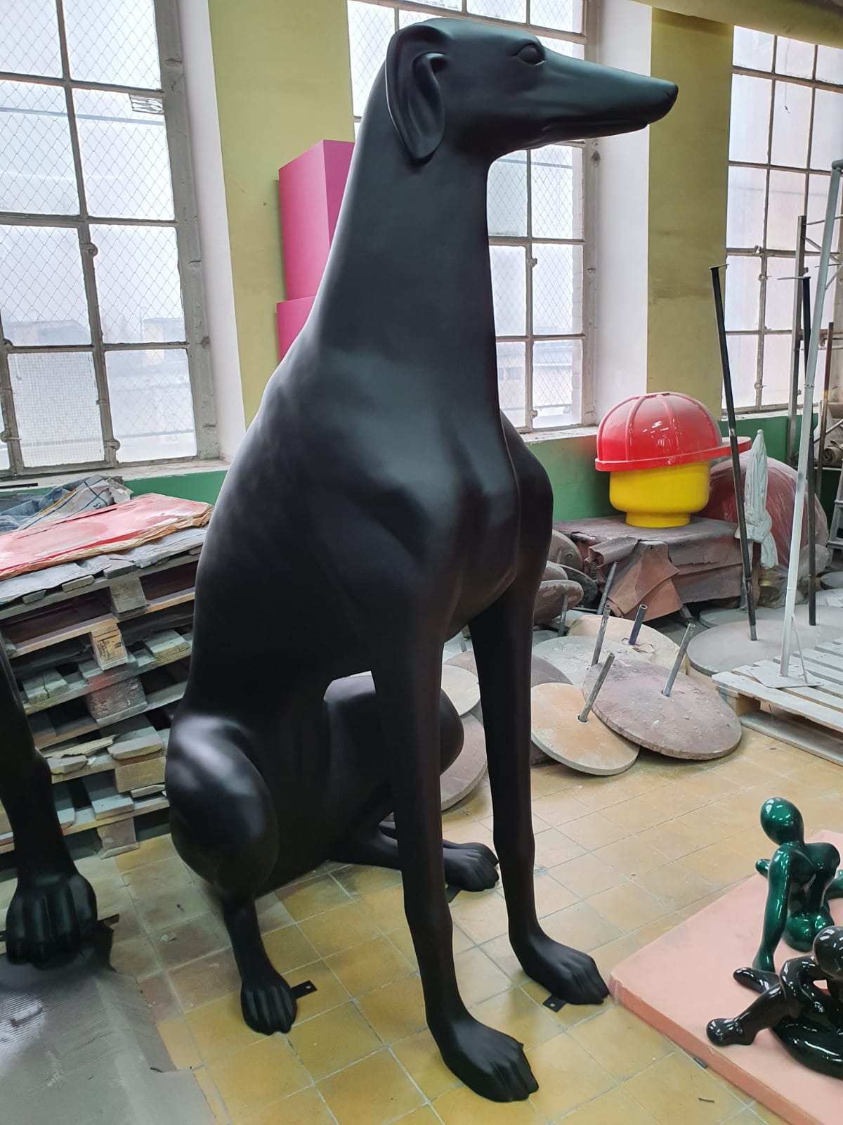 Große Statue eines schwarzen Windhunds 4 Duża figura czarny pies greyhound