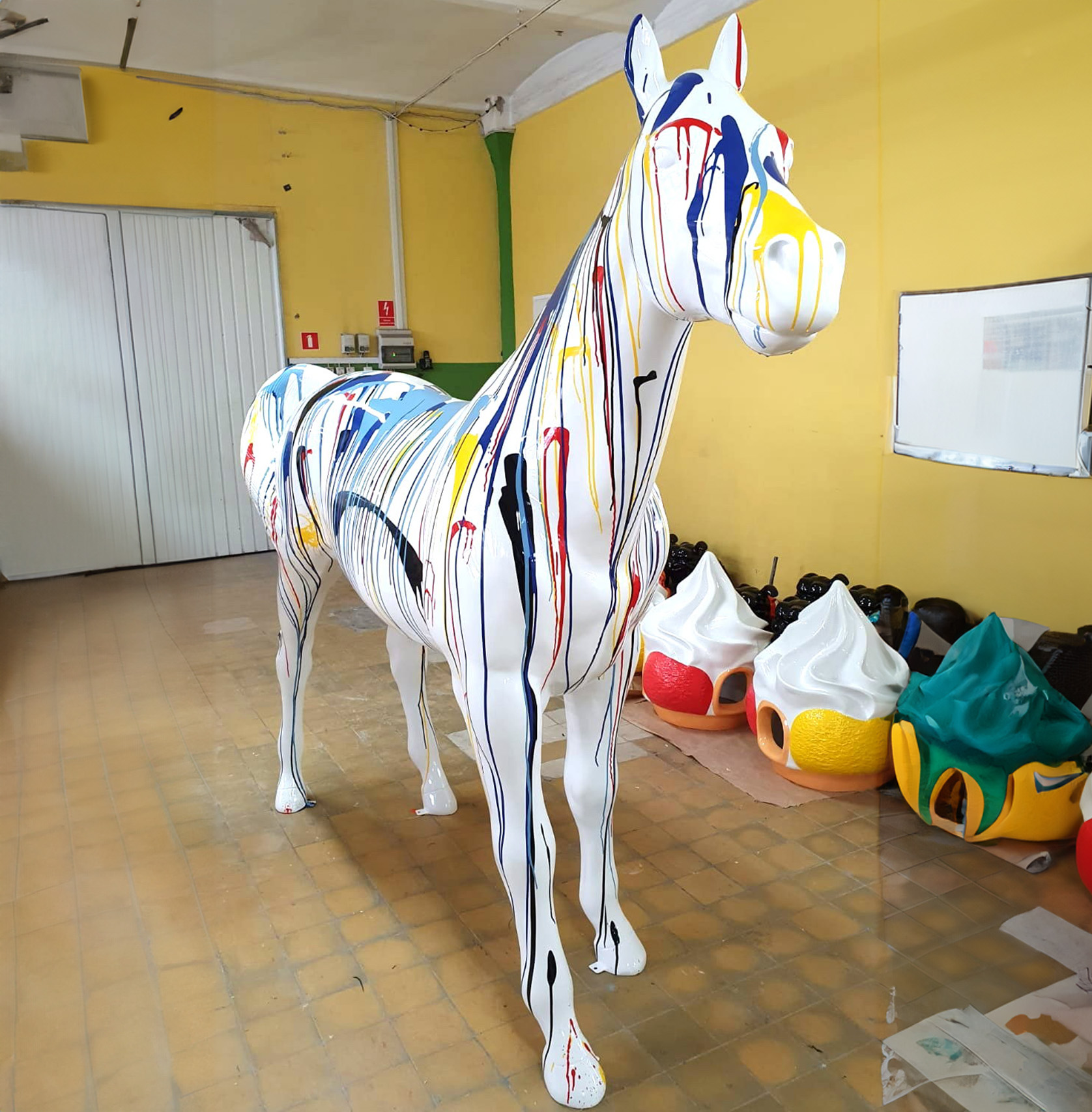 Fiberglas Buntes LeBensgrozwetts Pferd 2 Kolorowa statua koń naturalnej wielkości