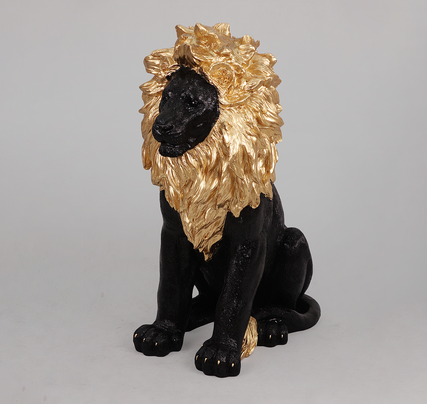 Sitzender Löwe - goldene Mähne, bemalt 1 Lew siedzący - złota grzywa, malowany