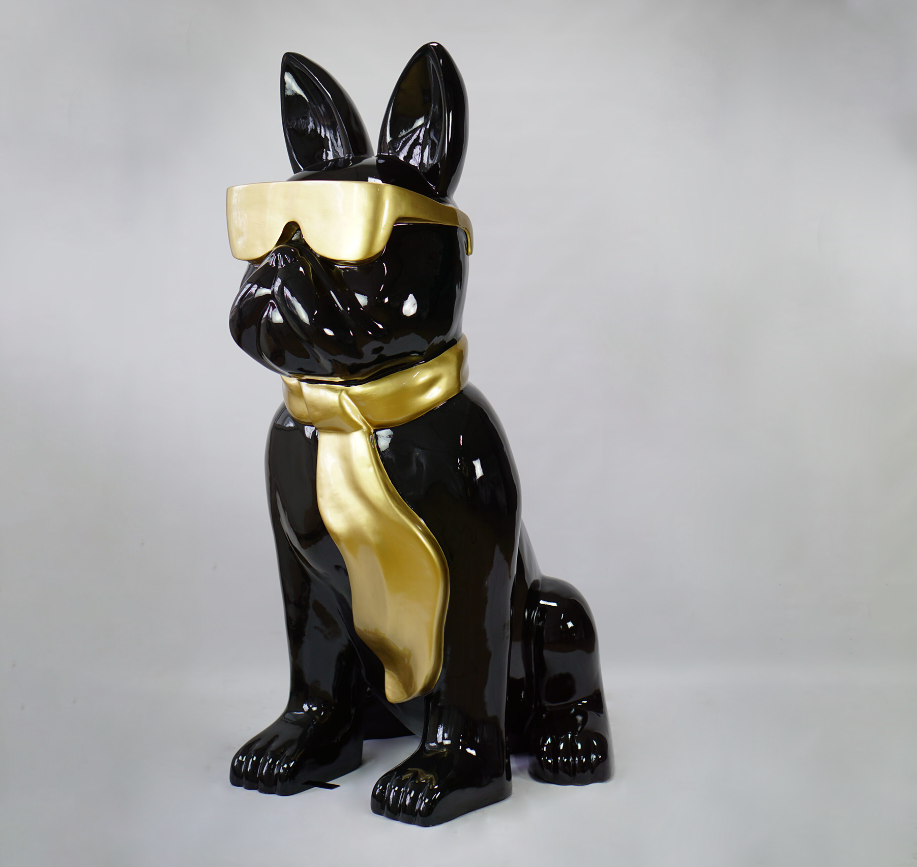 Große Bulldogge Figur mit Krawatte und Brille - Schwarz Gold 1 pies Duża figura bulldoga z krawatem w okularach - czarno złoty