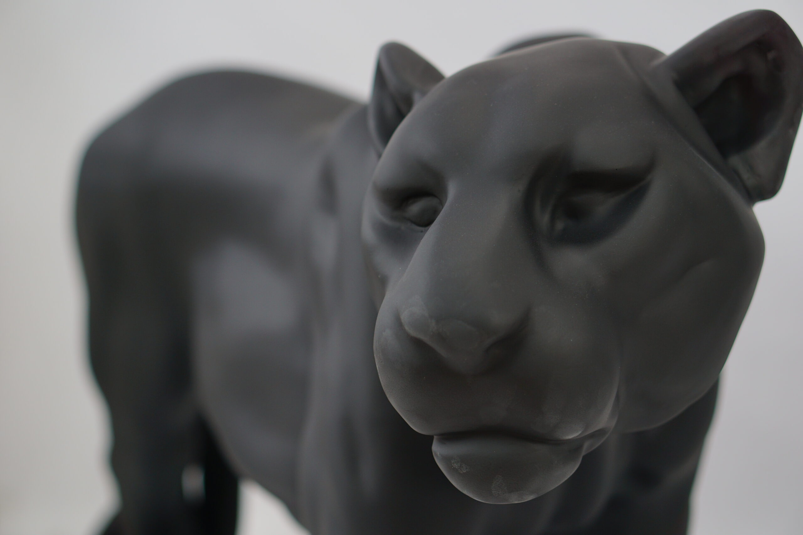 Stehende lebensgroße Pantherfigur - matte Lackierung. 1 Pantera stojąca naturalnych wymiarów - malowanie mat