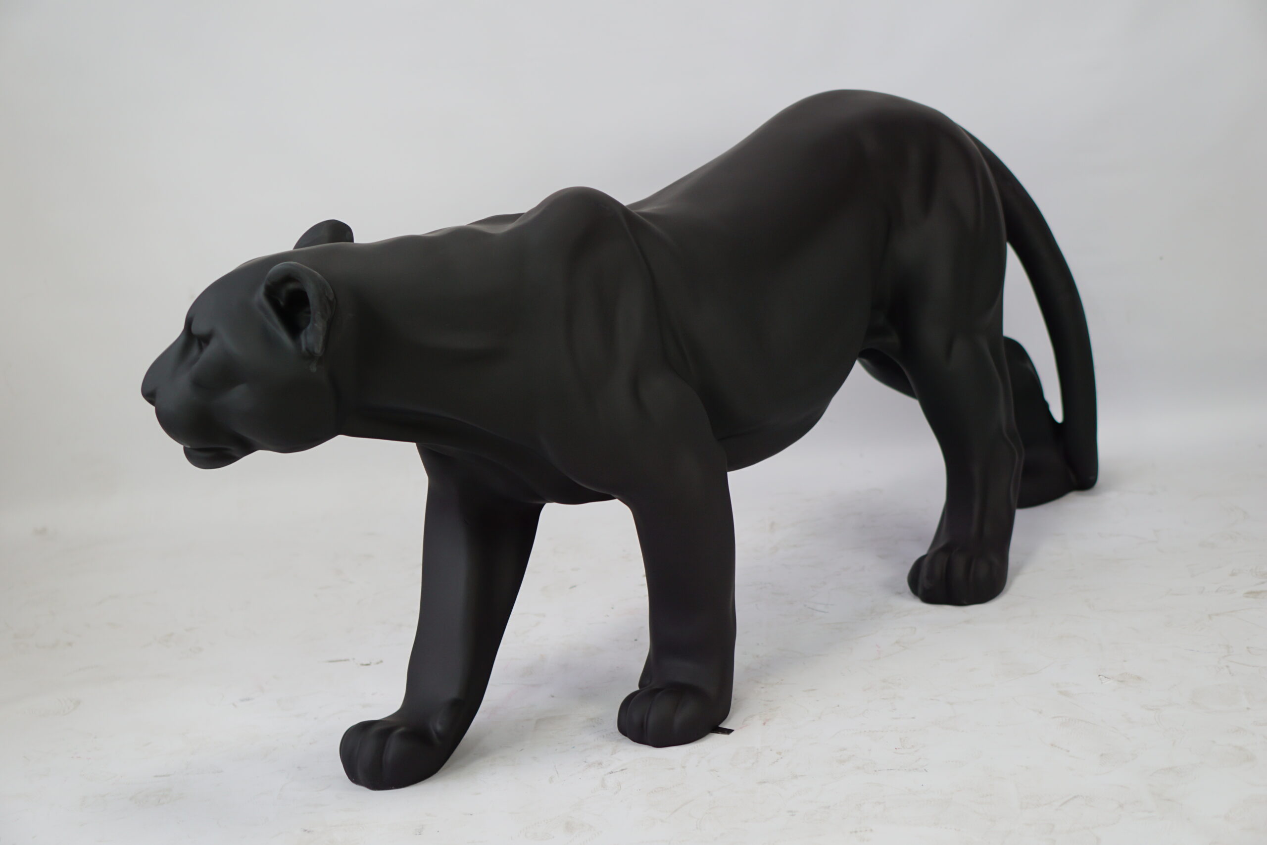 Stehende lebensgroße Pantherfigur - matte Lackierung. 2 Pantera stojąca naturalnych wymiarów - malowanie mat