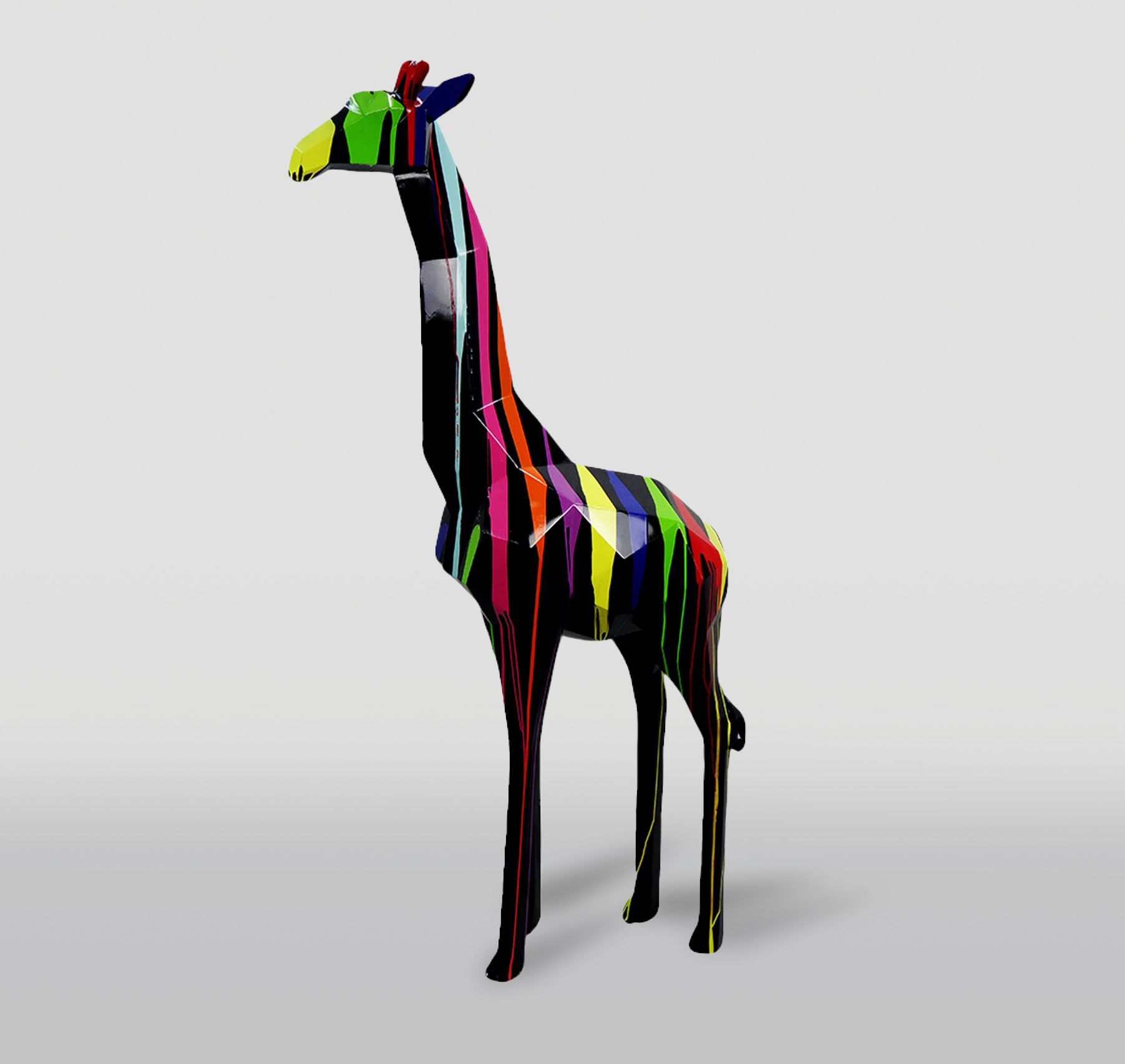 Große geometrische Giraffe -Figur aus Laminat - schwarzer Müll 1 Duża figura żyrafa geometryczna z laminatu - czarny trash