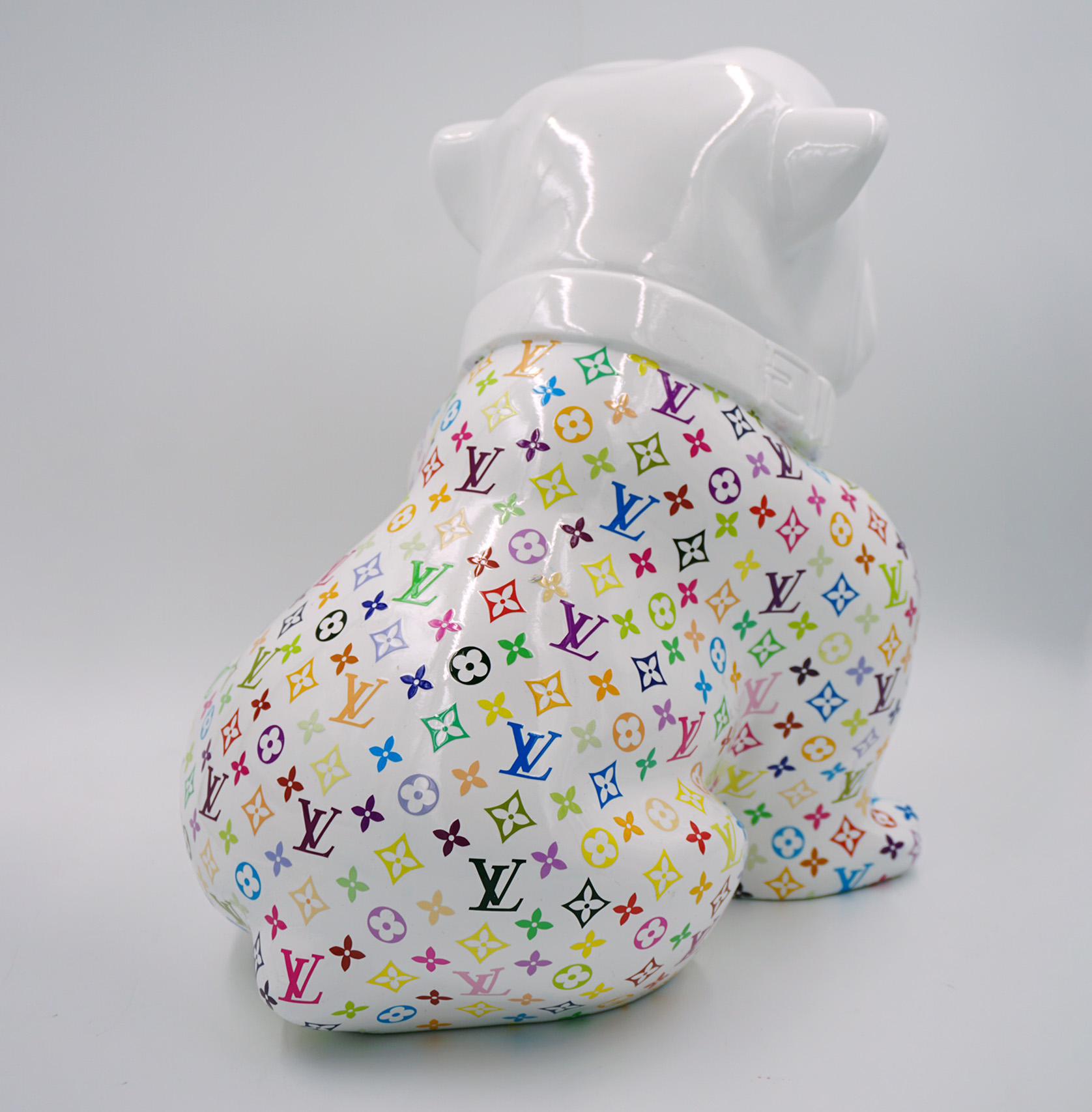 Bulldog Angelo 60 cm Hund - farbiges Monogramm 2 pies Bulldog Angelo 60cm - Kolorowy Monogram