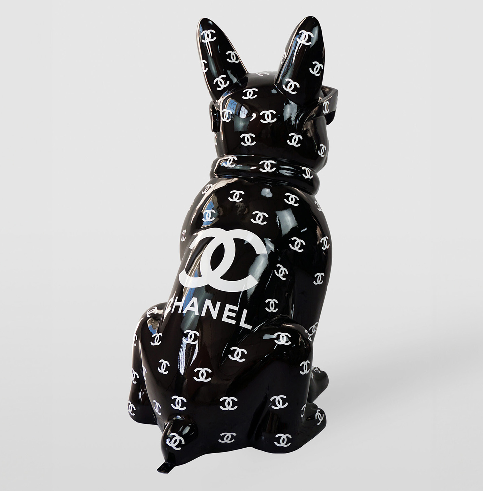 Große Bulldogge-Figur mit Krawatte und Brille - Logo 2 pies Duża figura bulldoga z krawatem w okularach – Logo