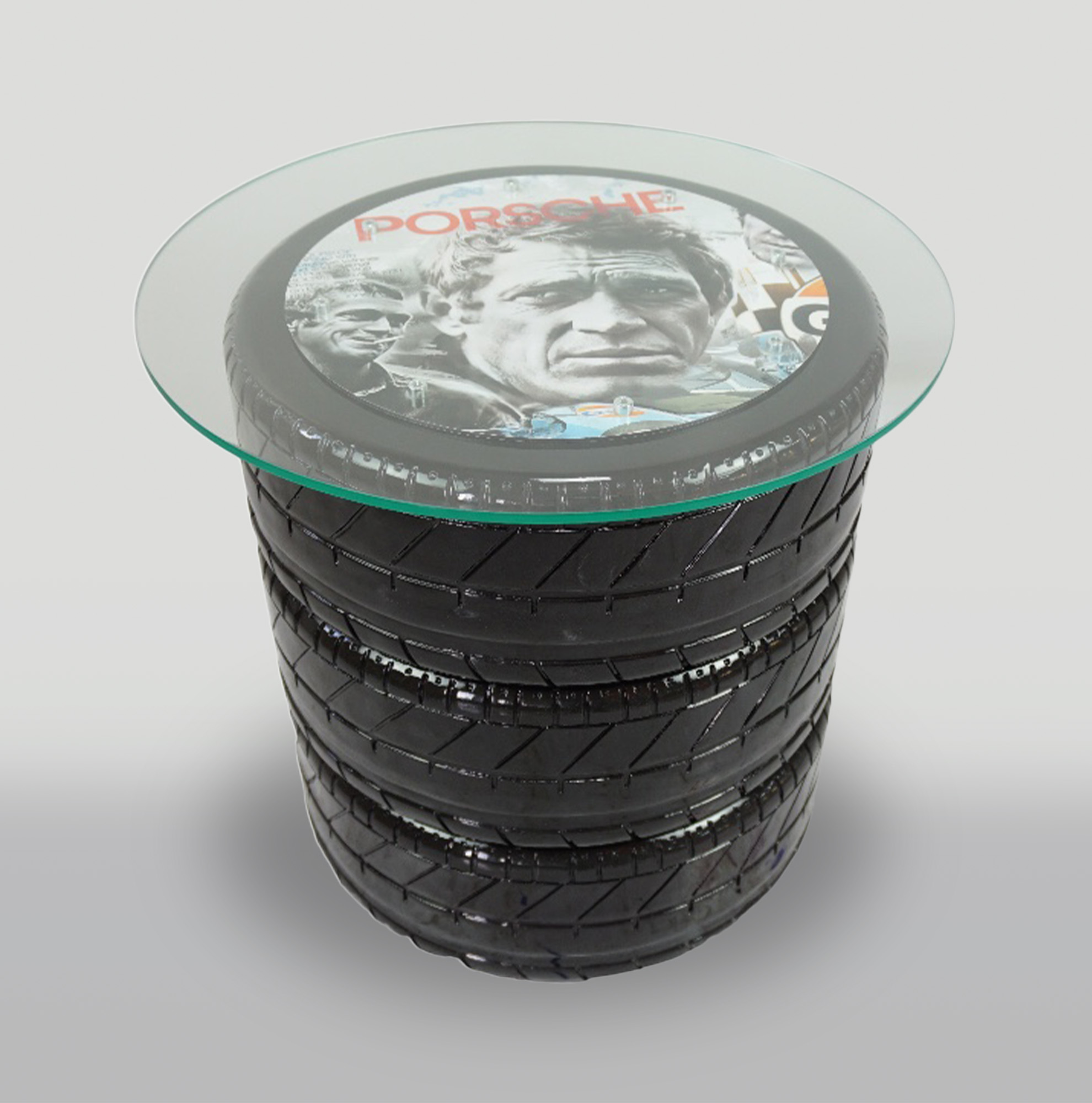 Tisch aus Reifen mit McQueen Motiv 1 Stolik z opon z motywem McQueen