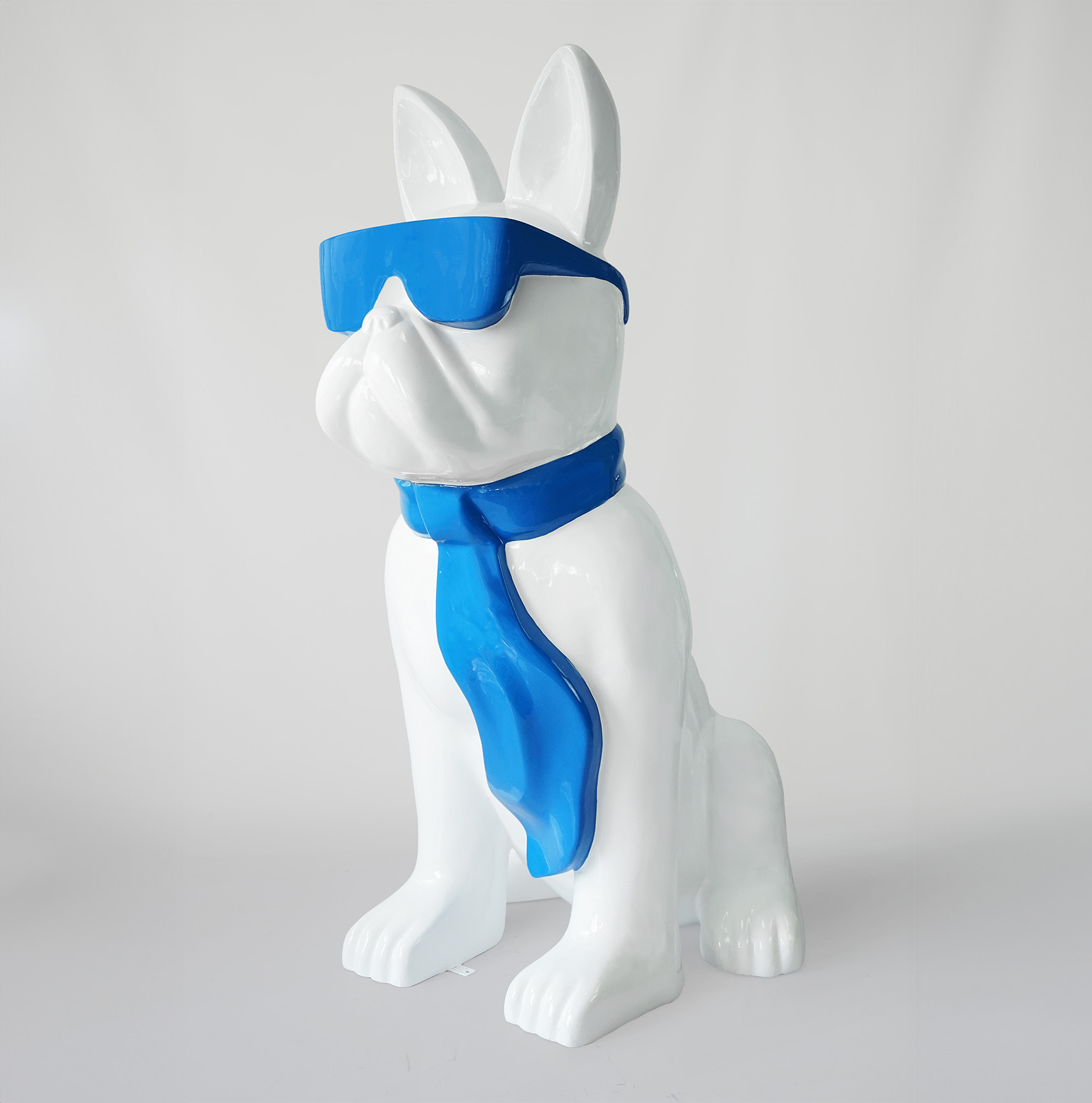 Mittlere Bulldoggenfigur mit Krawatte und Brille - Schwarz-Weiß 3 Pies Średnia Figura Bulldoga z Krawatem w Okularach - Blue Sky