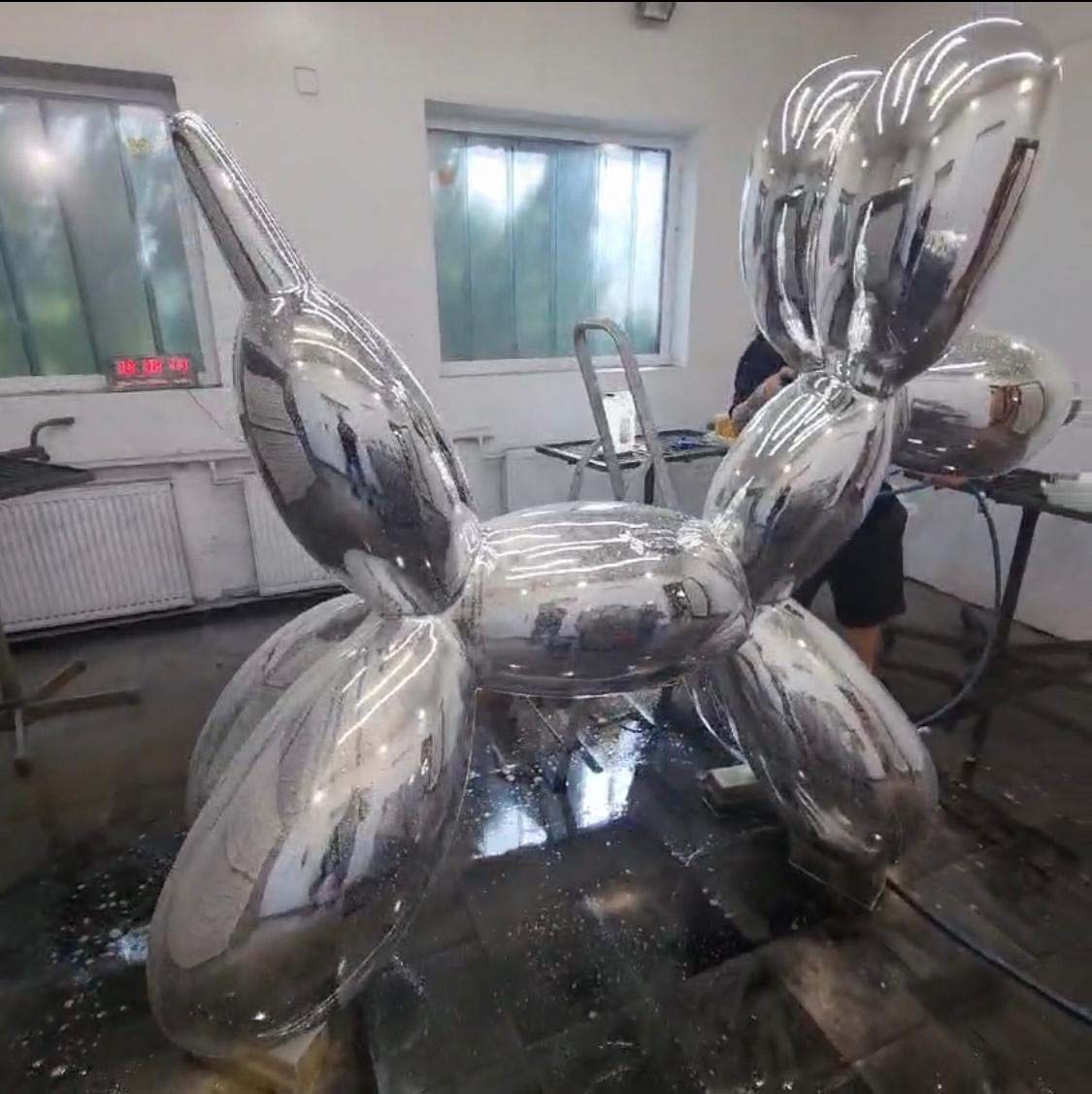 Hundeballon-Skulptur von 3Dform 2 Metaliczna rzeźba psa balonowego w pracowni artystycznej.