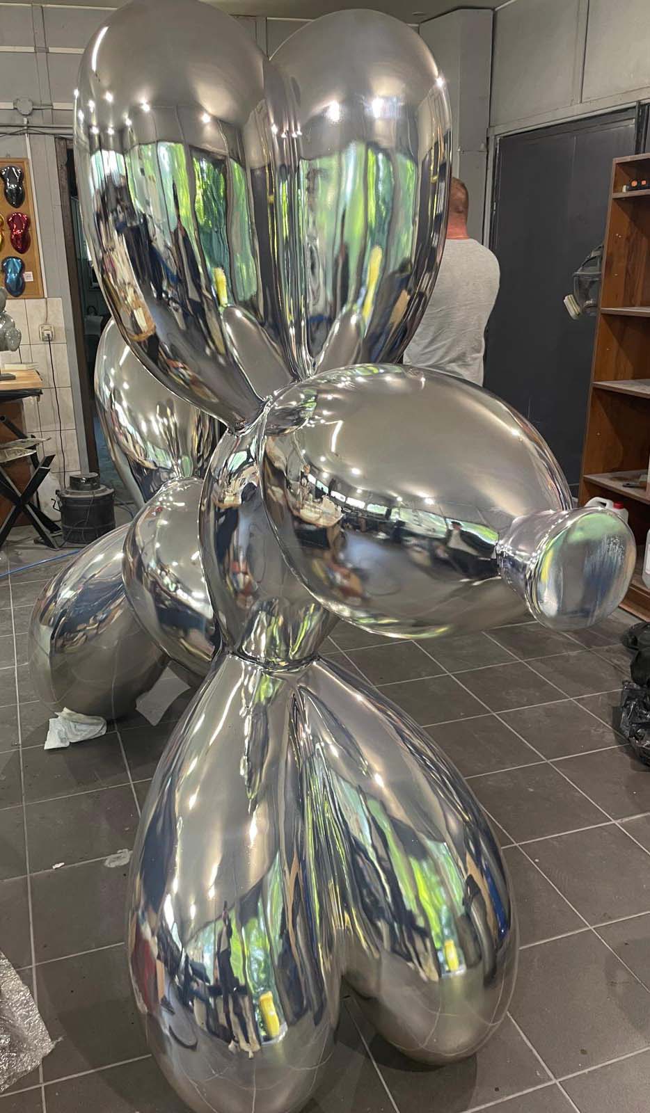 Hundeballon-Skulptur von 3Dform 1 Srebrna rzeźba przypominająca balonowego psa w pracowni artystycznej.