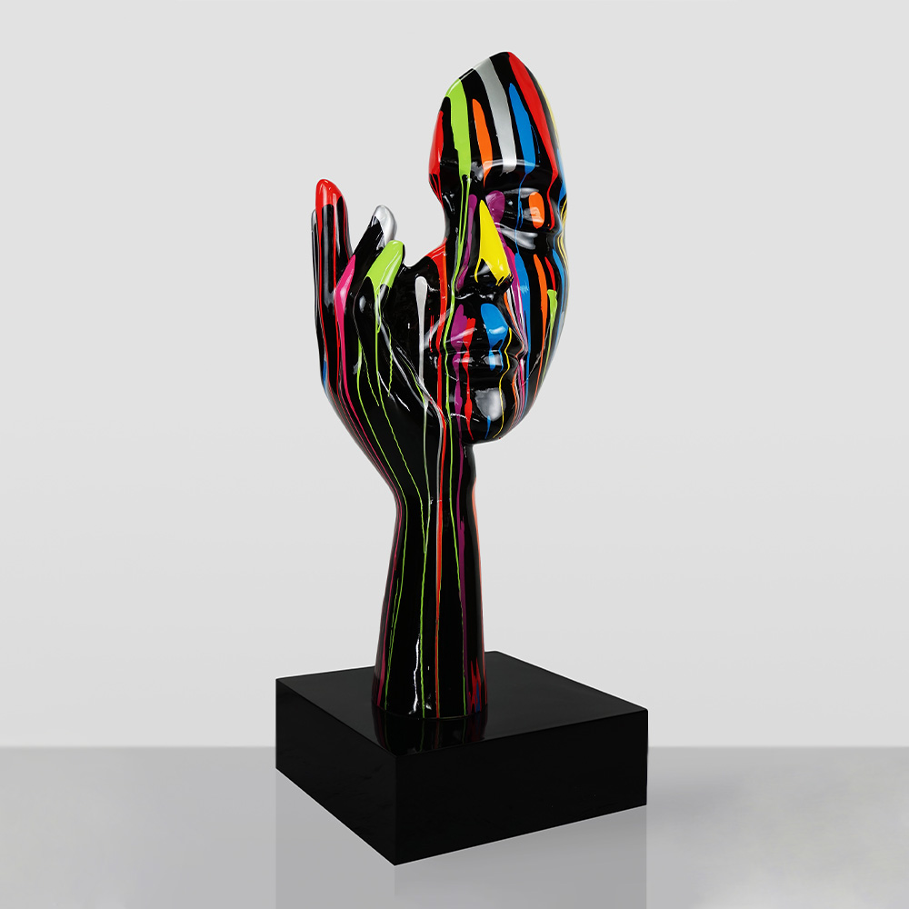 Große Maske mit Hand auf Sockel - Schwarzes Trash 2 Große Maske mit Hand auf Sockel - Schwarzes Trash – Bild 2